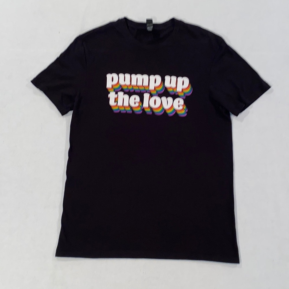 District Men’s “pump up the love” pride black short sleeve tee shirt size S